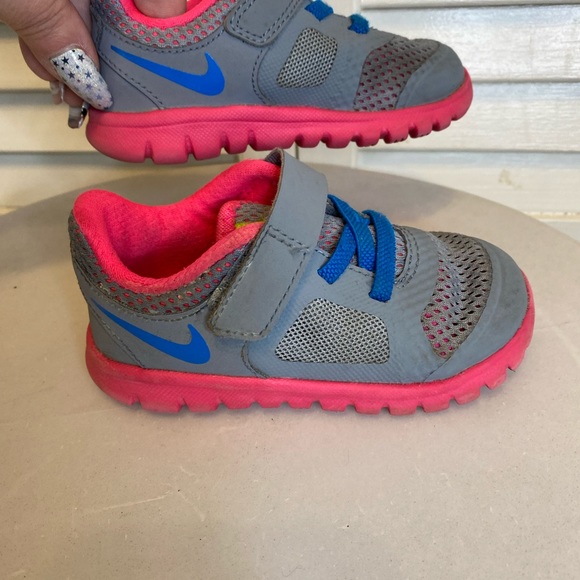 Nike girl toddlers shoes size 6c - Picture 4 of 9